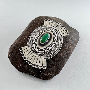 Beautiful Old Navajo Brooch Hallmarked in Sterling Silver with Deep Stamping and Natural Green Turquoise Stone Excellent Vintage Condition