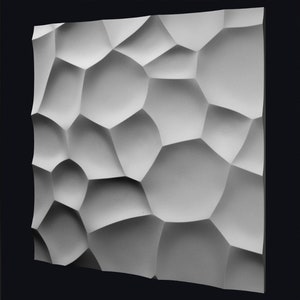 Könnte beinhalten: Eine weiße 3D-Wandverkleidung mit einem strukturierten, organischen Muster, das an eine Wabe oder ein Zellnetz erinnert. Die Verkleidung hat ein modernes, abstraktes Design und fügt jedem Innenraum ein einzigartiges visuelles Element hinzu.