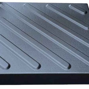 Puede incluir: Una alfombra de suelo de goma gris oscuro con una superficie texturizada y un patrón de diamante. La alfombra tiene un borde elevado alrededor del perímetro.