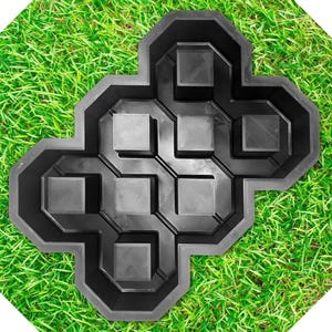 Puede incluir: Molde de plástico negro para hacer adoquines de hormigón. El molde tiene un diseño geométrico con múltiples depresiones de forma cuadrada.