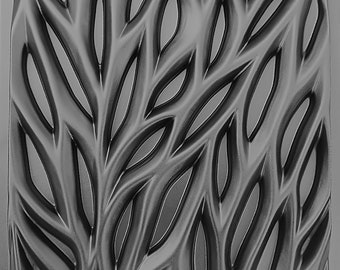 Puede incluir: Un panel de decoración de pared impreso en 3D en blanco y negro con un diseño geométrico de hojas y ramas superpuestas.
