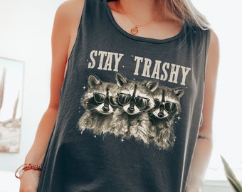 Lustiges Waschbär Grafik Tank Top: Sarkastisches ""Stay Trashy" Comfort Colors® Tee."