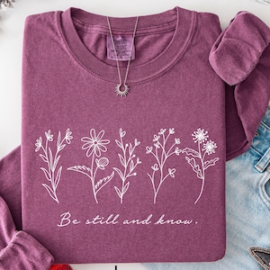 Be Still and Know Wildflower 長袖 Comfort Colors® シャツ: ボヘミアン クリスチャン フェイス Tシャツ