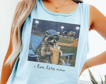 Baseball Shirt Waschbär Ich lebe hier jetzt Tank Top Komfort Colors® Ballpark Feld Lustig Spieltag Softball Mama TBall Mama Baseball Mama Sport Geschenk