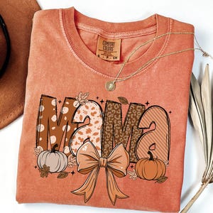 Cosy Fall Mama-T-shirt: Comfort Colors® Mom-T-shirt met Thanksgiving-herfstpompoenen