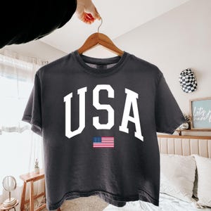 USA Crop Top: Comfort Colors® Amerikansk flagga Crop Top