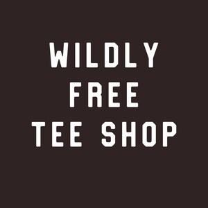 Puede incluir: Texto blanco sobre fondo negro que dice "WILDLY FREE TEE SHOP".