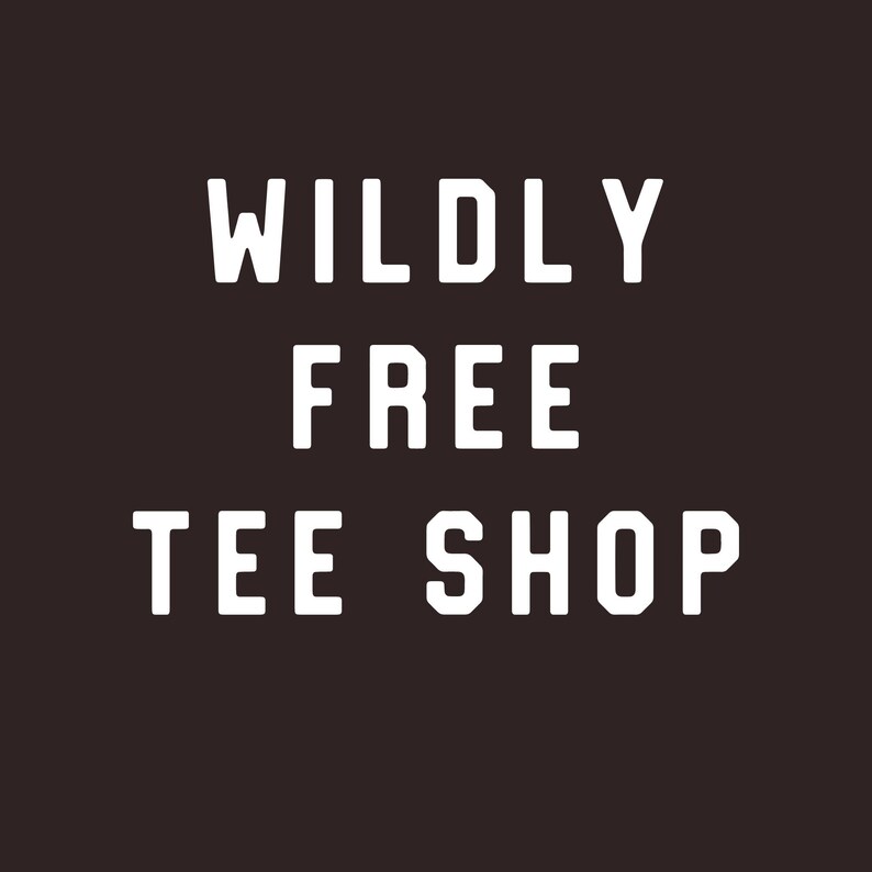 Puede incluir: Texto blanco sobre fondo negro que dice "WILDLY FREE TEE SHOP".