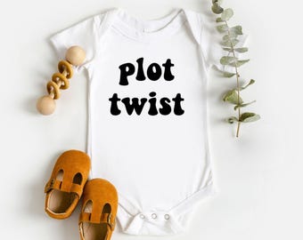 Plot Twist Onesie®, Rolig Babybody, Graviditetsmeddelande-outfit, Babyavslöjande-Onesie®, Nyföddpresent, Roliga Babykläder