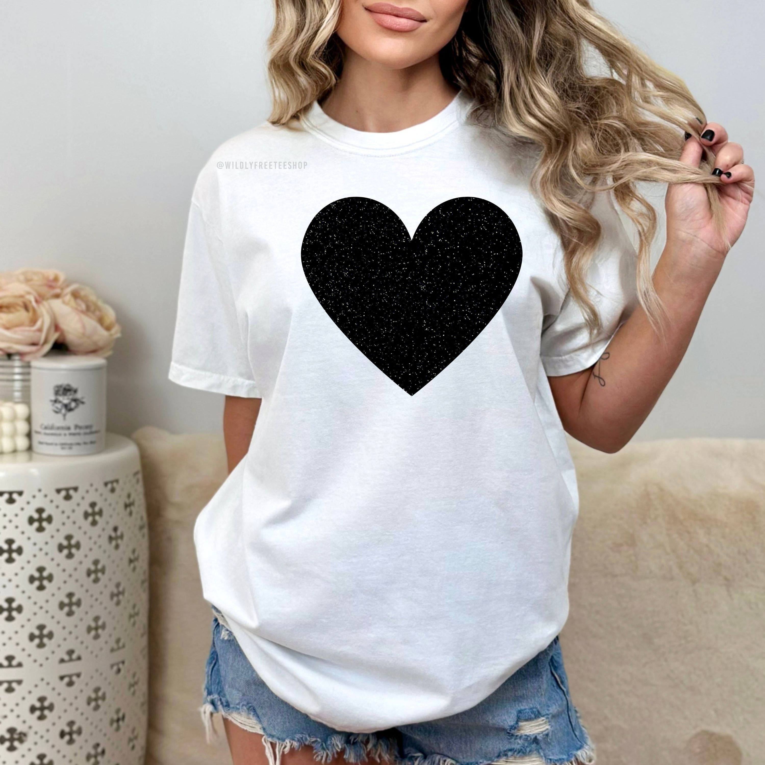 トップス hth glitter heart logo black set up Womens Black Glitter Heart T-shirt: Monochromatic Graphic