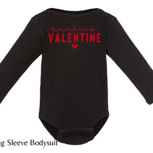 Może przedstawiać: Czarny body z długim rękawem z czerwonym napisem "auntie's VALENTINE" i małym czerwonym sercem.