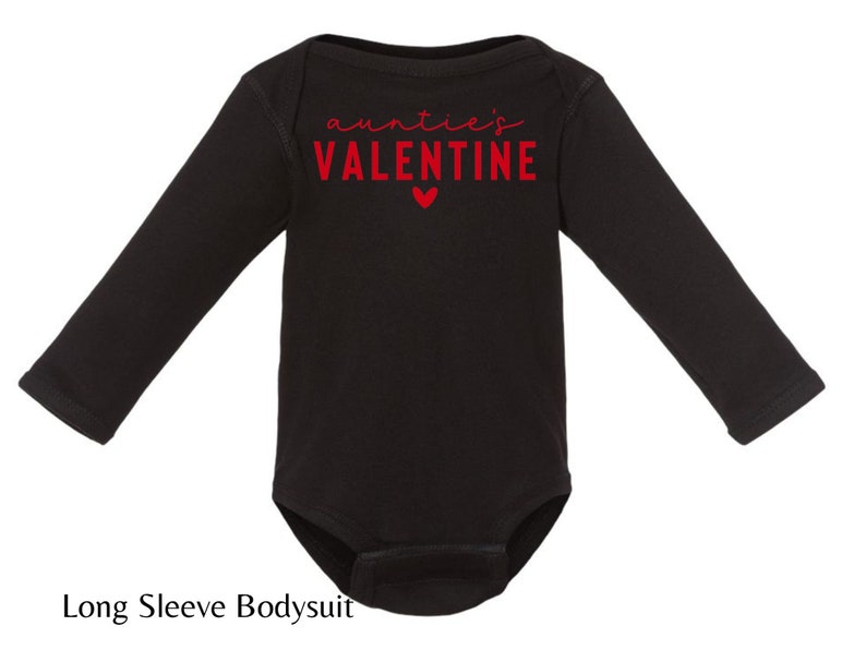Może przedstawiać: Czarny body z długim rękawem z czerwonym napisem "auntie's VALENTINE" i małym czerwonym sercem.