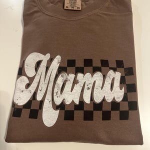 Camiseta de manga larga para mamá, camiseta retro a cuadros para mamá, camiseta de manga larga Comfort Colors®, regalos para ella, regalo para futura mamá, camiseta de otoño para mamá imagen 11