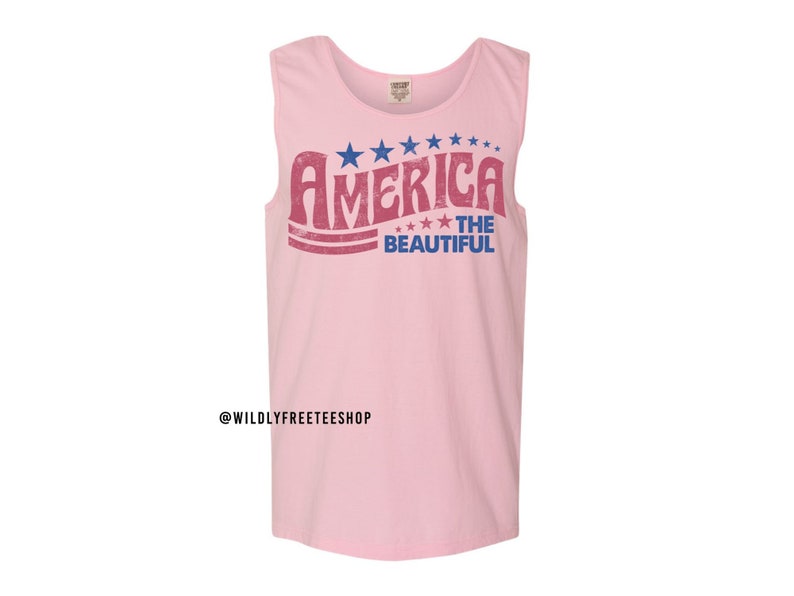 Pu&ograve; includere: Canotta rosa senza maniche con una grafica in stile vintage che recita "America The Beautiful" con stelle e colori rosso, bianco e blu.