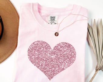 Camiseta rosa com glitter e coração: Camiseta Comfort Colors® para o Dia dos Namorados