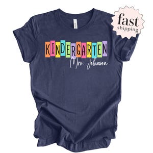 Personalisiertes T-Shirt für Kindergartenlehrer/innen, individuelles Lehrer-T-Shirt, T-Shirt zum Schulanfang, personalisiertes T-Shirt mit Namen für Kindergartenlehrer/innen, T-Shirt für den ersten Schultag