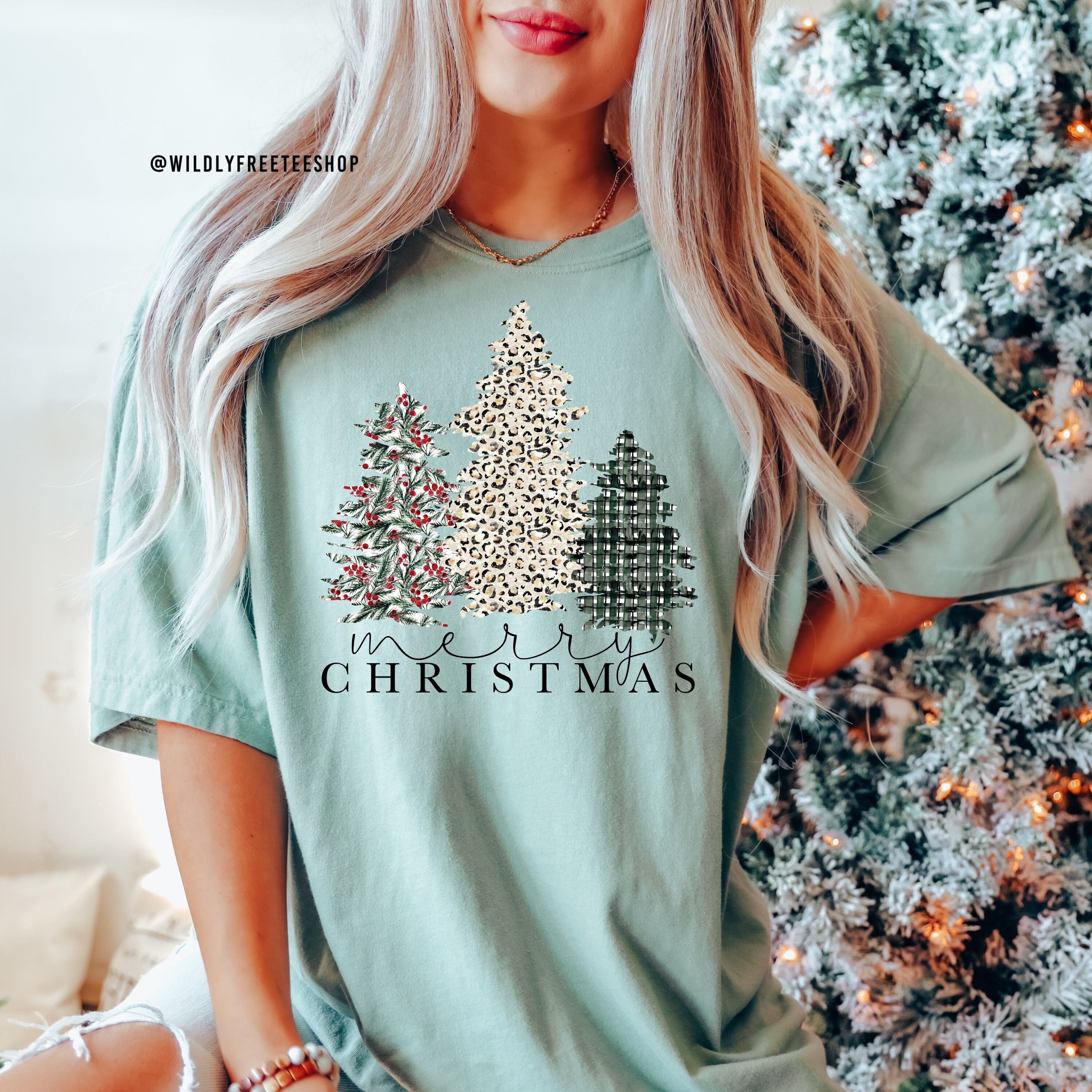 Women's Merry Christmas Leopard Plaid Tree Print T-Shirt | Casual Short Sleeve Holiday Graphic Tee
