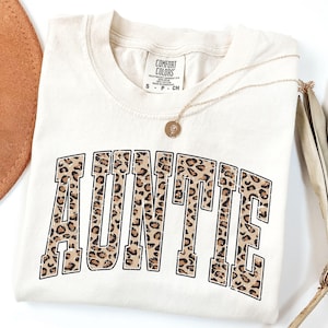 Leopardmönstrad moster-T-shirt: Comfort Colors® Graviditetsavslöjningströja - Ny moster-present