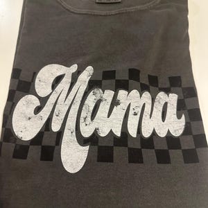 Camiseta de manga larga para mamá, camiseta retro a cuadros para mamá, camiseta de manga larga Comfort Colors®, regalos para ella, regalo para futura mamá, camiseta de otoño para mamá imagen 12