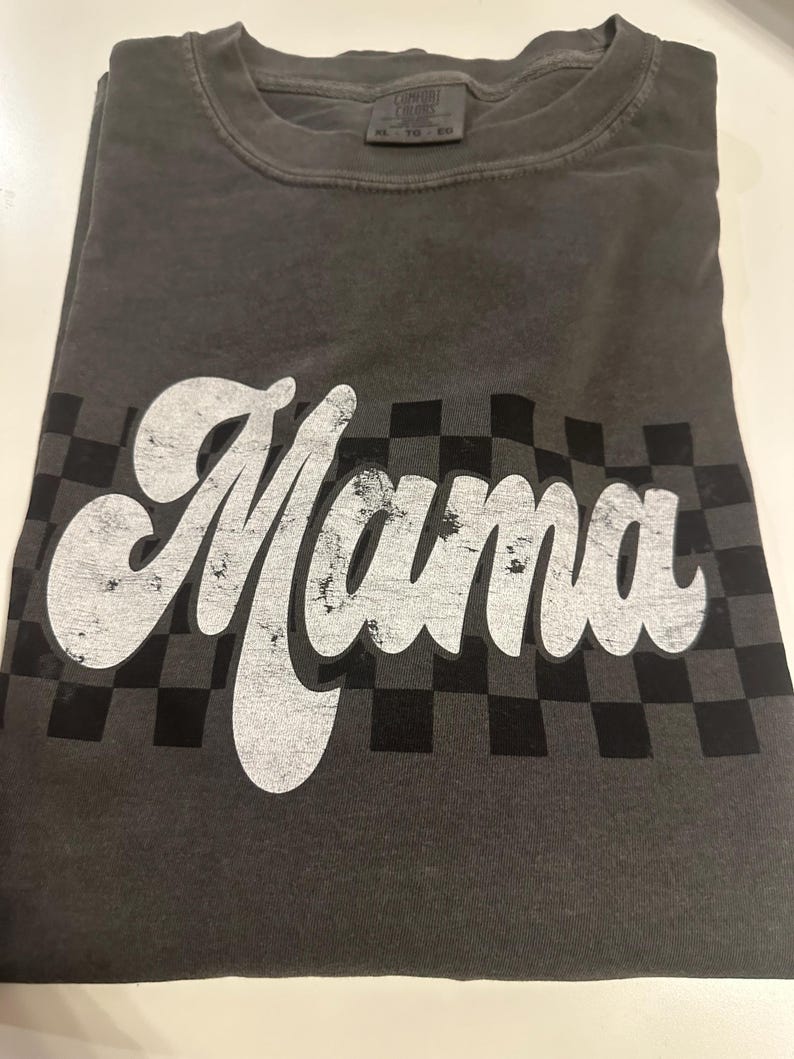 Camiseta de manga larga para mamá, camiseta retro a cuadros para mamá, camiseta de manga larga Comfort Colors®, regalos para ella, regalo para futura mamá, camiseta de otoño para mamá imagen 12