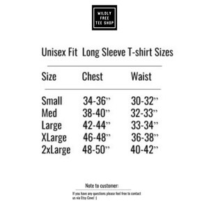 Puede incluir: Tabla de tallas para camiseta de manga larga unisex con medidas en pulgadas para el pecho y la cintura. Las tallas incluyen peque&ntilde;a, mediana, grande, extra grande y 2XL.