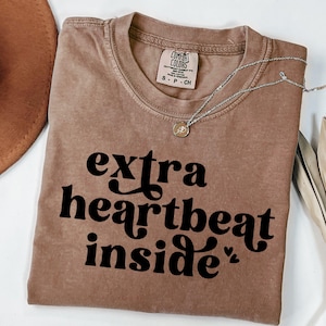 Koszulka ciążowa, Koszulka Extra Heartbeat Inside, Koszulka z ogłoszeniem ciąży, Koszulka z informacją o ciąży, Prezenty ciążowe, Koszulka Comfort Colors®
