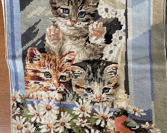 3 adorables gatitos en una ventana, bordado francés vintage (105f)
