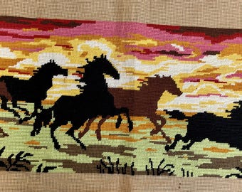 Donkere paarden rennen tijdens zonsondergang. Frans vintage borduurwerk #46A