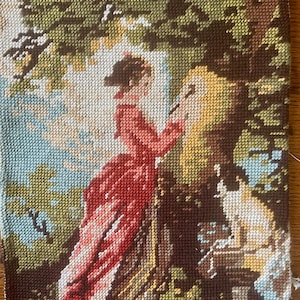 Principessa del XVIII secolo con il suo cane che incide le sue iniziali su un albero. Da un dipinto di Fragonard, arazzo francese d'epoca (XVI secolo)