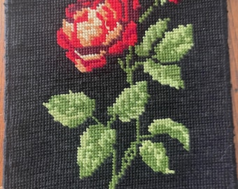Tapiz francés antiguo de punto de aguja con diseño floral de rosas rojas (76B)