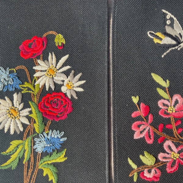 2 panneaux en lin avec broderies vintage de fleurs. (101F)