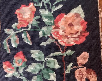 Tapiz de rosas rosadas surtidas, bordado francés antiguo. (80B)