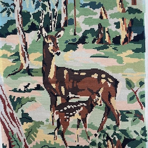 Impresionante retrato de un ciervo y un ternero en el bosque - bordado francés vintage (37c)