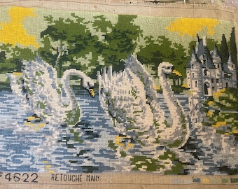 Tapiz de punto de aguja del Lago de los Cisnes: Decoración de pared vintage de un castillo francés. (40)