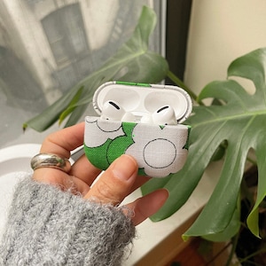Étui pour Airpods en tissu vintage | Tissé à fleurs vert groovy | ROLLO ROLLO