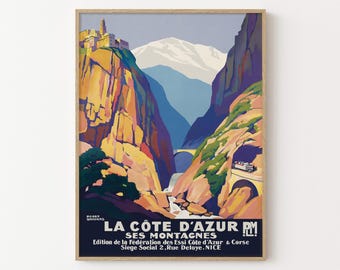 Può includere: Un poster di viaggio vintage incorniciato per La Côte d'Azur, con una colorata raffigurazione di un paesaggio montano con una strada, un ponte e una piccola auto. Il poster ha testo in francese.
