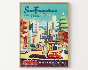 Può includere: Poster di viaggio vintage per San Francisco via TWA. Il poster presenta un vivace paesaggio urbano con funivie, edifici e un ponte. Il testo "San Francisco via TWA" è ben visibile, insieme alle parole "Trans World Airlines".