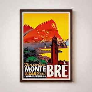 Può includere: Poster di viaggio vintage incorniciato per Monte Bre, Lugano, Svizzera. Il poster presenta una vibrante tavolozza di colori rosso, arancione e giallo, con una montagna prominente e un'alta torre rossa. Il testo include "Funicolare Monte Bre" e altri dettagli sulla posizione.