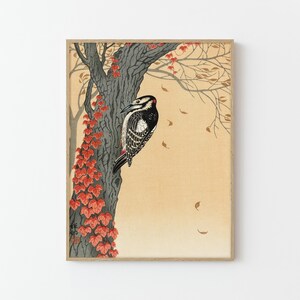 Buntspecht im Baum mit rotem Efeu Japanischer Kunstdruck | Wohndekor