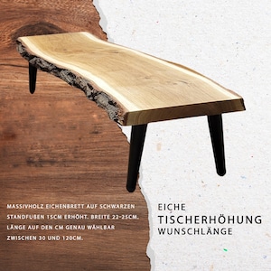 Könnte beinhalten: Couchtisch aus massivem Eichenholz mit natürlicher Kante und schwarzen Beinen. Erhältlich in Längen von 30 bis 120 cm, Breite 22-25 cm, und 15 cm hoch. Das Holz ist hell und die Beine sind schwarz.