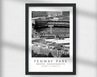 Puede incluir: Una fotografía en blanco y negro del Fenway Park, un estadio de béisbol en Boston, Massachusetts. La foto muestra el estadio desde una vista aérea, con los edificios de la ciudad circundantes visibles en el fondo. El texto "Fenway Park, Boston, Massachusetts, 42.3467° N, 71.0972° W" está impreso debajo de la imagen.