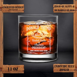 Puede incluir: Un vaso de whisky de vidrio de 11 onzas con un dise&ntilde;o grabado que presenta el texto "DONALD TRUMP 45 & 47 Estados Unidos de Am&eacute;rica &bull;PRESIDENTE. HAGA QUE AM&Eacute;RICA SEA GRANDE OTRA VEZ".