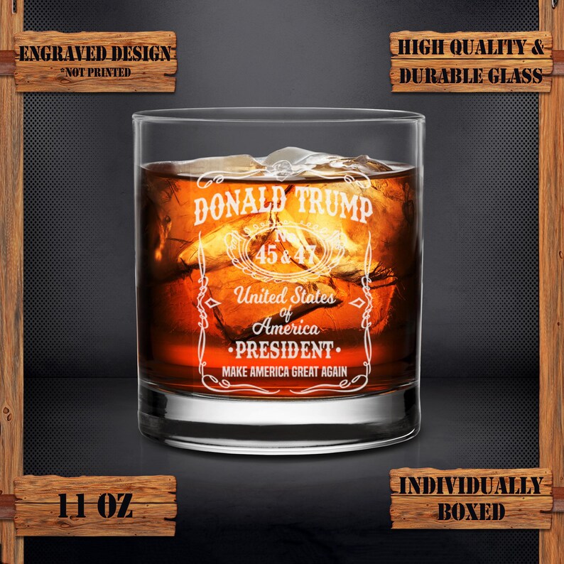 Puede incluir: Un vaso de whisky de vidrio de 11 onzas con un dise&ntilde;o grabado que presenta el texto "DONALD TRUMP 45 & 47 Estados Unidos de Am&eacute;rica &bull;PRESIDENTE. HAGA QUE AM&Eacute;RICA SEA GRANDE OTRA VEZ".
