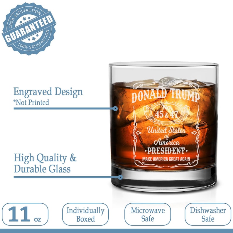 Puede incluir: Un vaso de whisky de vidrio transparente de 11 onzas con un dise&ntilde;o grabado que presenta el texto "DONALD TRUMP 45 & 47 Estados Unidos de Am&eacute;rica &bull;PRESIDENTE. HAGA QUE AM&Eacute;RICA SEA GRANDE OTRA VEZ".