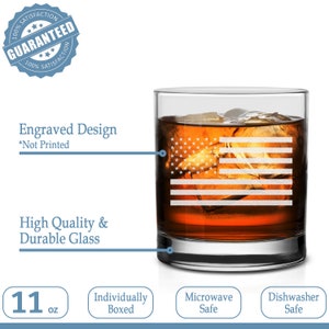 Puede incluir: Un vaso de whisky de vidrio transparente de 11 onzas con un dise&ntilde;o de bandera estadounidense grabado. El vaso es apto para microondas y lavavajillas.