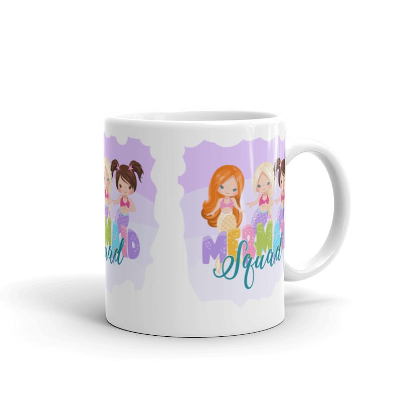 Puede incluir: Taza de cer&aacute;mica blanca con fondo morado y un dise&ntilde;o de tres sirenas de dibujos animados con el texto "Mermaid Squad".