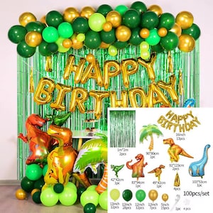 Könnte beinhalten: Ein festliches Geburtstagsdekorationsset mit goldenen Folienballons mit der Aufschrift "HAPPY BIRTHDAY", einem grünen Fransenvorhang und Dinosaurier- und runden Ballons in Grün, Gold und Hellgrün. Enthält 100 Teile.