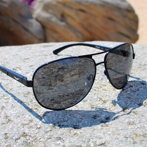 Designer inspirierte Squer Clasic Sonnenbrille Metall Bar | Retro Schwarzer Aluminium Rahmen | Herren Modeschirme | Schwarzes und blaues Objektiv