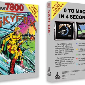 Könnte beinhalten: Eine Vintage-Spielkassette für das Atari 7800-Spiel Skyfox. Die Schachtel zeigt eine farbenfrohe Illustration eines Piloten in einem futuristischen Flugzeug. Der Text auf der Schachtel lautet "0 bis Mach-4 in 4 Sekunden!" und enthält Details zu den Spielfunktionen, wie z. B. 15 Szenarien und 5 Schwierigkeitsgrade.