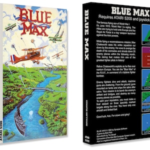 Könnte beinhalten: Eine Vintage-Atari-5200-Spielekassette für Blue Max, ein Luftkampfspiel aus dem Ersten Weltkrieg. Die Schachtel zeigt ein Doppeldeckerflugzeug, das über einen Fluss und eine Landschaft fliegt. Die Rückseite der Schachtel enthält eine Beschreibung des Spiels und seiner Funktionen.